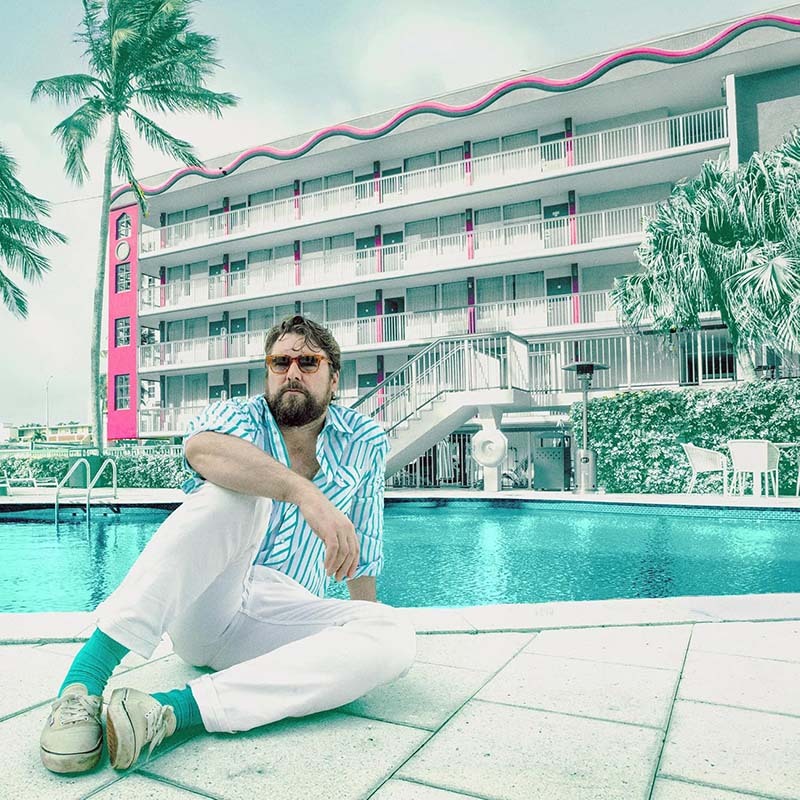 Ewan-Currie-publica-Strange-Vacation