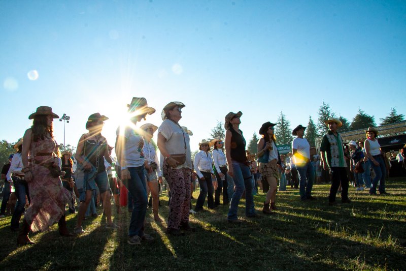 COUNTRY-LINE-DANCE_01 COUNTRY-LINE-DANCE_01