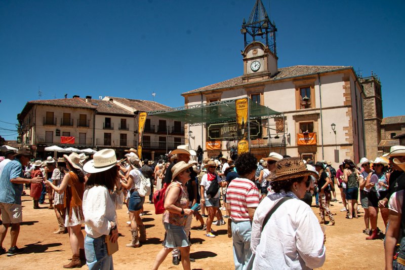 Plaza-pueblo-Huercasa-Riaza_02