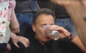 Bruce Springsteen bebiendo cerveza con el público en Filadefia el pasado 28 de marzo.