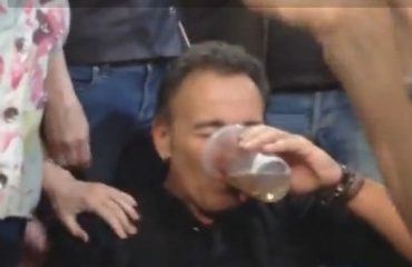 Bruce Springsteen bebiendo cerveza con el público en Filadefia el pasado 28 de marzo.
