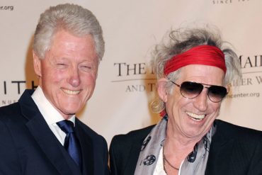 Keith Richards con Bill Clinton recibiendo el premio Norman Mailer por "Life"