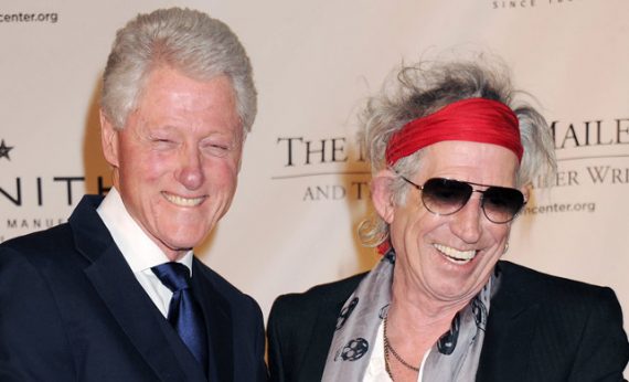 Keith Richards con Bill Clinton recibiendo el premio Norman Mailer por "Life"