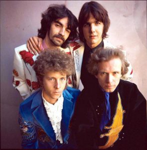 Chris Ethridge arriba a la izquierda junto a Gram Parsons, Sneaky Pete y Chris Hillman, The Flying Burrito Brothers. Chris Ethridge arriba a la izquierda junto a Gram Parsons, Sneaky Pete y Chris Hillman, The Flying Burrito Brothers