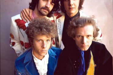 Chris Ethridge arriba a la izquierda junto a Gram Parsons, Sneaky Pete y Chris Hillman, The Flying Burrito Brothers