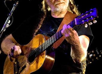 Willie Nelson cumple hoy 79 años junto a su inseparable guitarra "Trigger"