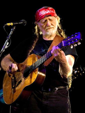 Willie Nelson cumple hoy 79 años junto a su inseparable guitarra "Trigger"