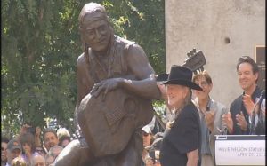 Willie Nelson Statue en Austin, celebrado el 20 de abril de 2012. Willie Nelson Statue en Austin, celebrado el 20 de abril de 2012.