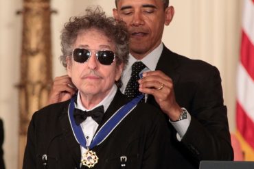 Bob Dylan recibe el "Presidential Medal of Freedom" Medalla de la libertad máximo honor civil en Estados Unidos por parte de Obama