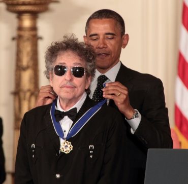 Bob Dylan recibe el "Presidential Medal of Freedom" Medalla de la libertad máximo honor civil en Estados Unidos por parte de Obama