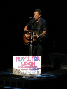 Bruce Springsteen cantando "The Wight" como tributo a Levon Helm en Newark, New Jersey
