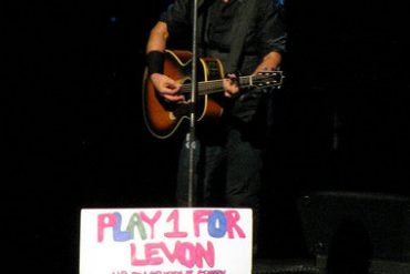 Bruce Springsteen cantando "The Wight" como tributo a Levon Helm en Newark, New Jersey