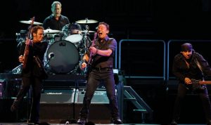 Bruce Springsteen, NilsLofgren, Max Weinberg y Steve Van Zandt, honrando a Levon Helm en Newark, New Jersey Bruce Springsteen, NilsLofgren, Max Weinberg y Steve Van Zandt, honrando a Levon Helm en Newark, New Jersey