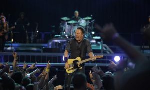 Bruce Springsteen anoche en el  Estadio de la Cartuja, Sevilla cantándole a los indignados, parados y desahuciados