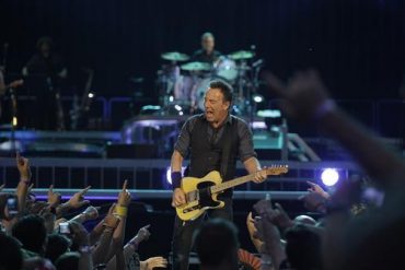 Bruce Springsteen anoche en el Estadio de la Cartuja, Sevilla cantándole a los indignados, parados y desahuciados