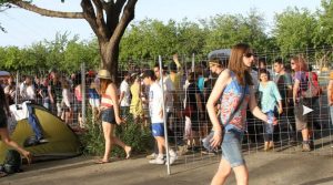 Gente haciendo cola para ver a Bruce Springsteen en Sevilla. Wrecking Ball Tour 2012