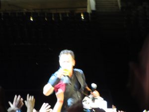Bruce Springsteen & the E Street Band Barcelona 17 mayo 2012. El Jefe bebiendo cerveza