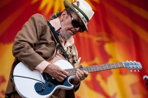 Dr. John presentando "Locked Down" antes de actuar con Bruce Springsteen en el New Orleans Jazz & Heritage Festival 2012