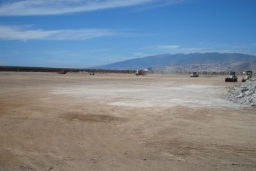 Obras en el Rock Coast Festival Tenerife, con la ciudad de Santa Cruz y el Teide al fondo. 24, 25 y 26 de mayo de 2012