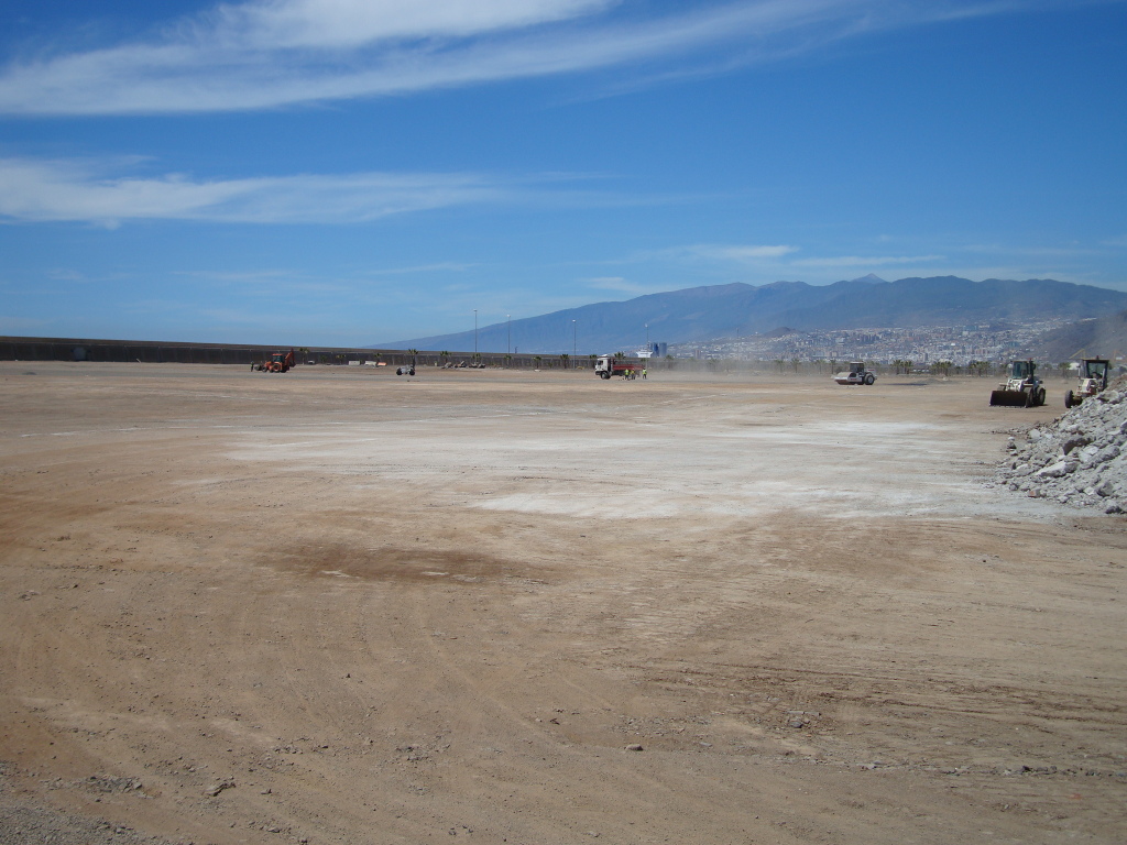 Obras en el Rock Coast Festival Tenerife, con la ciudad de Santa Cruz y el Teide al fondo. 24, 25 y 26 de mayo de 2012