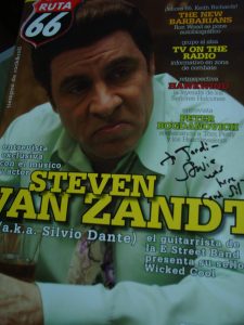 Steve Van Zandt almuerza y firma un autógrafo a nuestro amigo Jordi Güell en Barcelona el 16 de mayo de 2012 en el Hard Rock Cafe