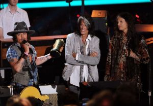 Johnny Depp con The Black Keys, Aerosmith Steven Tyler y Joe Perry en MTV Movie Awards 2012 ohnny Depp con The Black Keys, Aerosmith Steven Tyler y Joe Perry en MTV Movie Awards 2012
