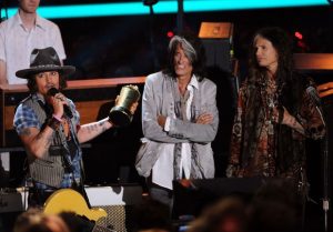 ohnny Depp con The Black Keys, Aerosmith Steven Tyler y Joe Perry en MTV Movie Awards 2012