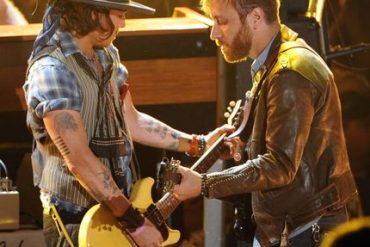 Johnny Depp y The Black Keys juntos MTV Movie Awards 2012