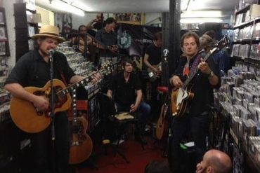 Wilco en su min concierto en "Discos Revolver Records" Barcelona 1 de junio 2012