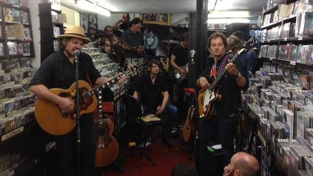 Wilco en su min concierto en "Discos Revolver Records" Barcelona 1 de junio 2012