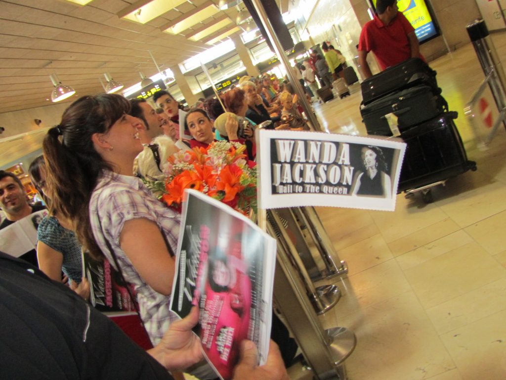 Amigos de Elvis, Vulcan Rockers y aficionados al Rock and Roll para recibir a Wanda Jackson en Tenerife