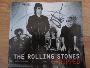 Darryl Jones firma autografo a Dirty Rock en su paso por Canarias el disco Stripped de los ROlling Stones