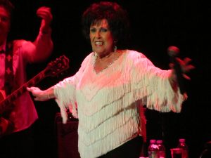 Wanda Jackson durante su concierto en Santa Cruz de Tenerife, Islas Canarias el 8 de julio de 2012