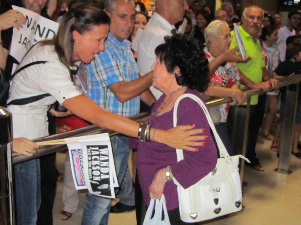 Wanda Jackson saludando en Tenerife a muchísimos fans del Rock and Roll