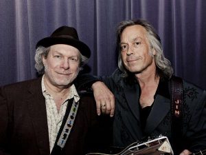 Buddy Miller (director de la All Star Band) y Jim Lauderdale (presentador) en los premios de la Americana Music Association 2012