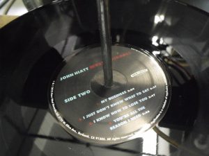 John Hiatt "Mystic Pinball" en vinilo John Hiatt "Mystic Pinball" en vinilo