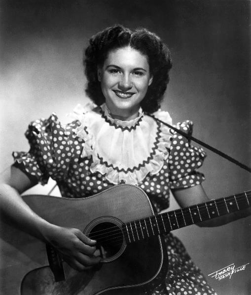 Kitty Wells,la primera super estrella del Country, conocida como The Queen of Country ha muerto