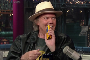 Neil Young presenta su nuevo reproductor de audio llamado Pono además de presentar su nuevo libro