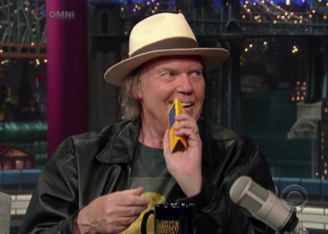 Neil Young presenta su nuevo reproductor de audio llamado Pono además de presentar su nuevo libro