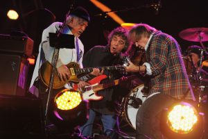 Neil Young & Crazy Horse Walked like a Giant en el Global Citizen Concert 2012 en Nueva York Neil Young & Crazy Horse Walked like a Giant en el Global Citizen Concert 2012 en Nueva York