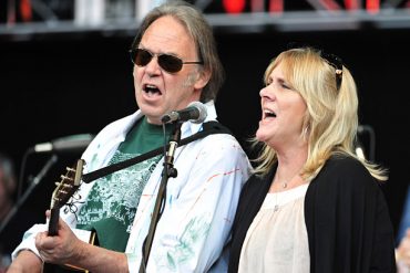 Pegi Young y Neil Young & The Survivors Bracing For Impact