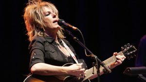 Lucinda Williams prepara nuevo disco y contrato discográfico 