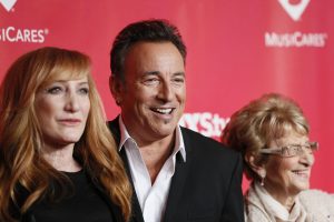 Bruce Springsteen con su esposa y madre en Musicares 2013