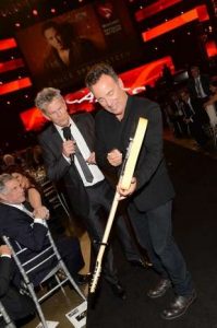 Bruce Springsteen firmando su guitarra en MusiCares