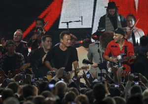 Bruce Springsteen y Tom Morello en Musicares 2013