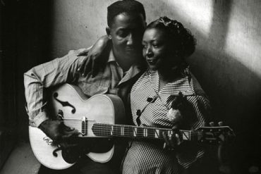 Muddy Waters y esposa Geneva en su casa de Chicago