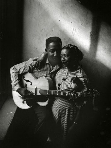 Muddy Waters y esposa Geneva en su casa de Chicago