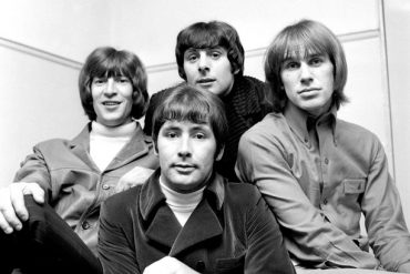 Reg Presley cantante de The Troggs ha muerto, en el centro, parte inferior