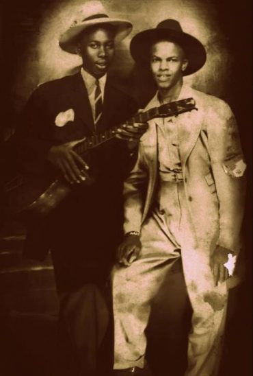 Robert Johnson y Johnny Shines en una nueva foto del rey del Delta Blues