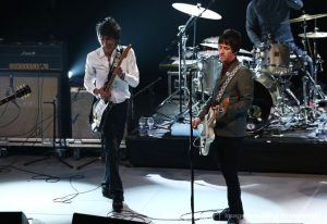 Ronnie Wood y Johnny Marr en el 2013 NME Awards